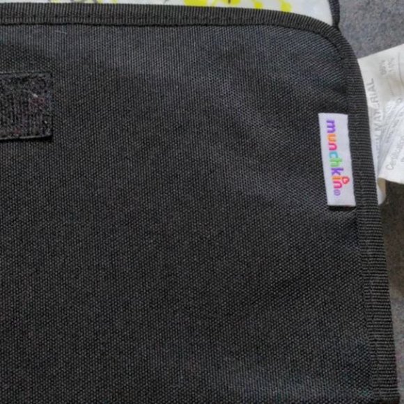 Munchkin Portable Diaper Travel Changing Pad Wipes - Picture 4 of 5